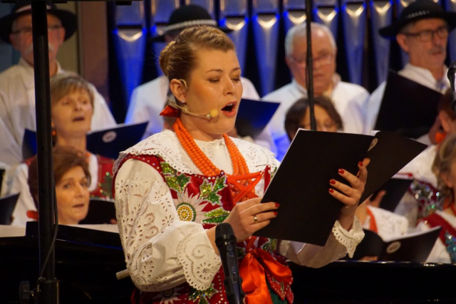 Solistka Agnieszka Fryźlewicz sopran chóru Gorce