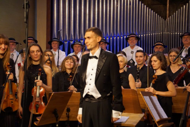 Dyrygent Maciej Osiecki zaczyna koncert