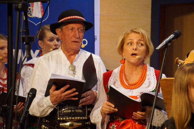 Soliści Danuta Fus sopran,Jan Cyrwus bas chóru Gorce