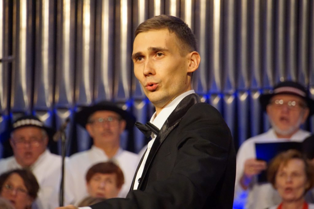 Dyrygent,chór i publiczność śpiewa Bóg się rodzi
