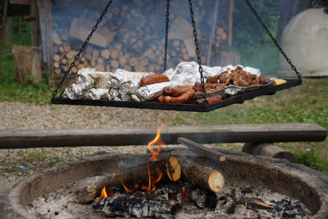 Mniam.. Karczek,kiełbasa ,kiszka grulki pieczone, oscypecki, moskole..