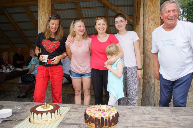 Autorki wspaniałych tortów- Monika ,Magda i Jula. Agnieszka i Jasiek sępią.