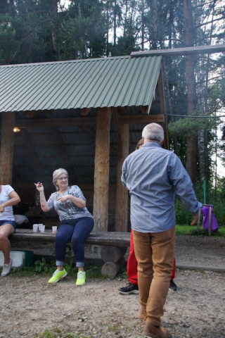 Halina też tańczy od pasa w górę. Adam ciagle po całości