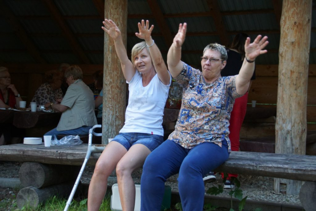 Duet od pasa w górę. One dwie i kula