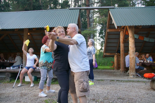 Pierwszy plan Marysia i Jasiu w pląsach. Drugi plan też ciekawy