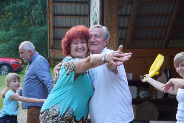 Tango amoroso uśmiechoso. W tle Adam,Werka,Gosia i serwetka