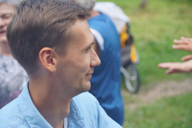 Dyrygent Maciej w tańcu zbiorowym