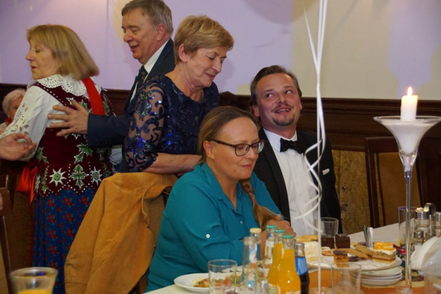 Konferansjer Andrzej Rozmus z żoną